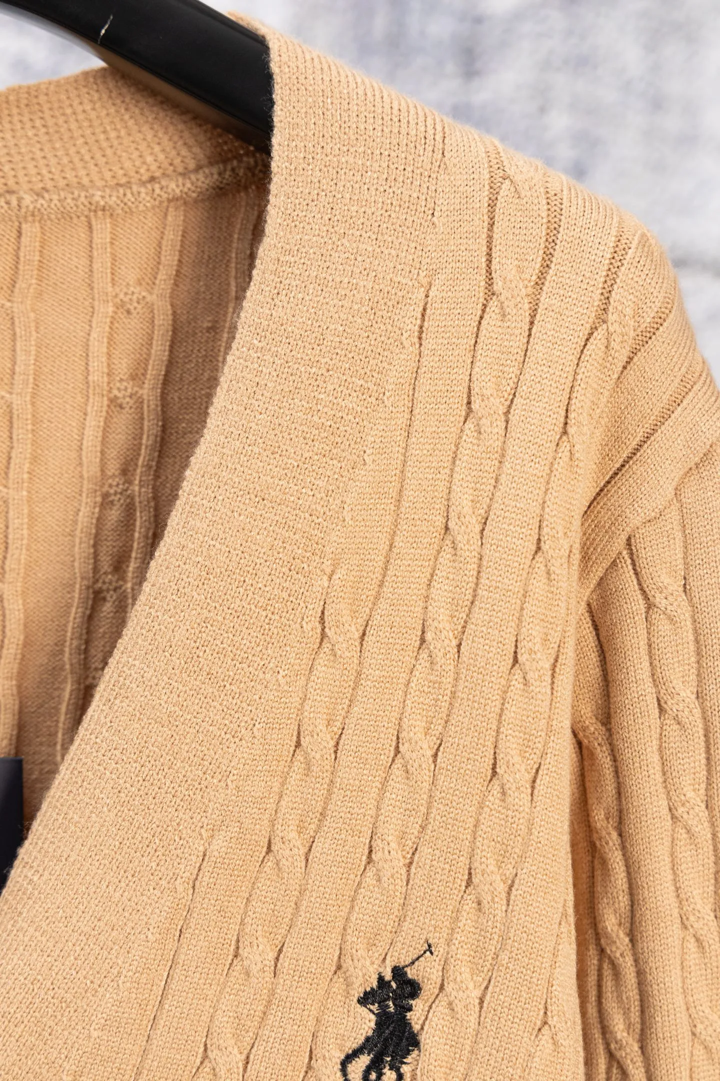 P190 Ralph Lauren Classic V-neck Solid Color Pony Embroidered Logo Knitted Cardigan Long Sleeve Ralph Lauren Classic Basic Versatile Twist Knitted Cardigan Long Sleeve Main supply platform live broadcast Wholesale entity Replenish when out of stock Not removed from the shelves Quality 1:1 patterning Complete three standards Correct version of pony logo Imported quality cotton yarn Focus on high-end Cost-effective Good quality Needless to say Zhao Lusi's same style is really amazing, so sweet I'm so beautiful. This cardigan is really good-looking. It's simple and easy to wear. It's a must-have for goddess ootd. Good-looking clothes are never picky. A must-have in the wardrobe of goddesses. Size: S-XL. Color: Navy blue, red, khaki, dark gray.